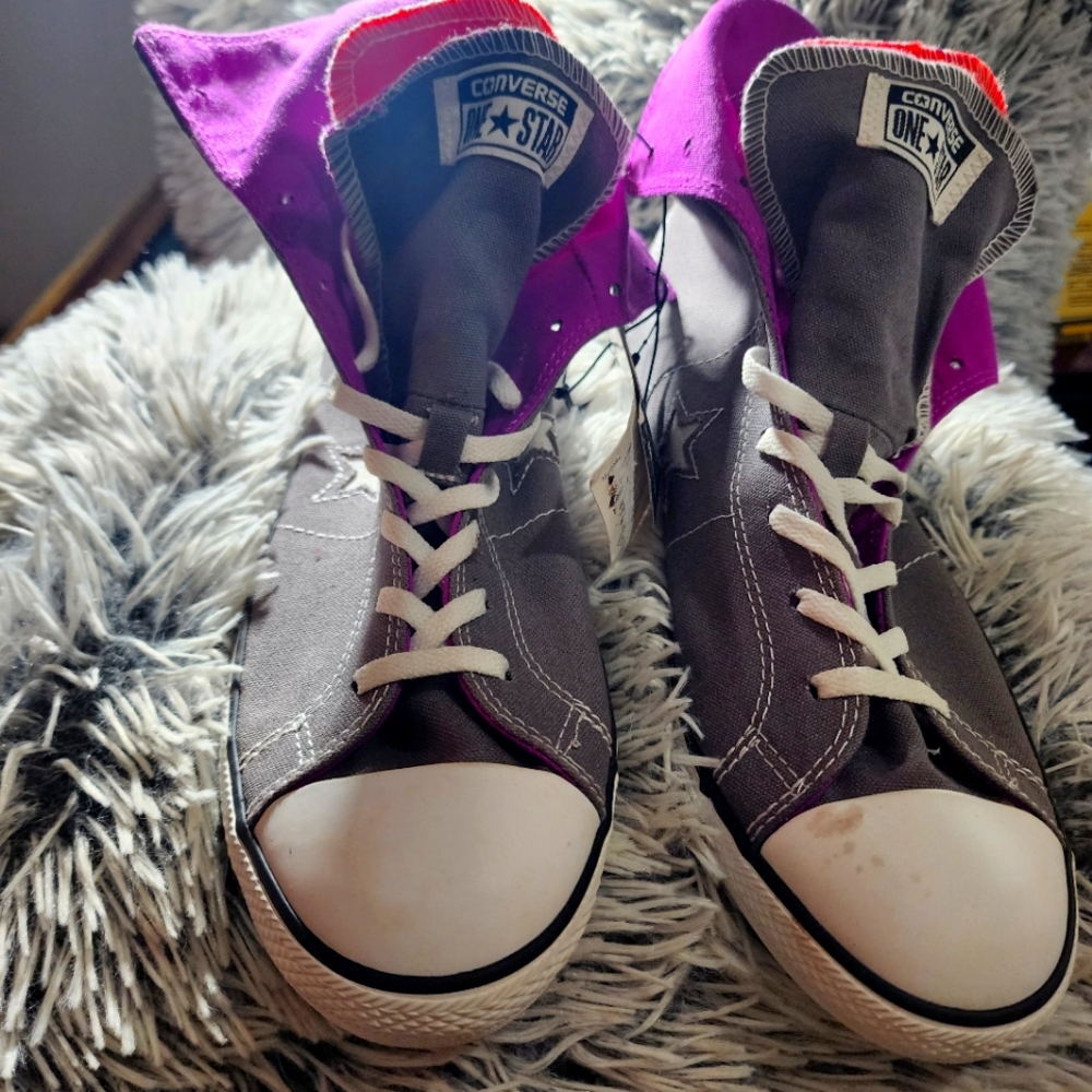 New: Women Converse Size 11 Gray (Small Stain on left shoe)
